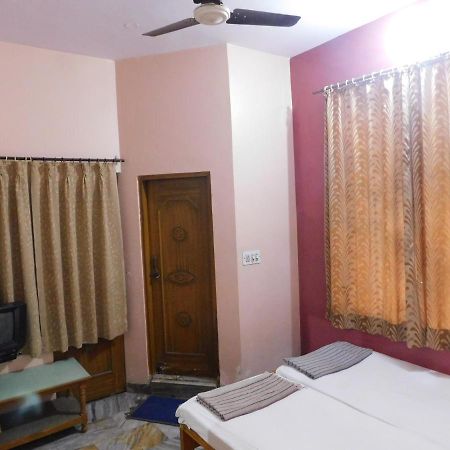 Hotel Om Palace - Couple Friendly & Local Id Accepted Dzsaipur Kültér fotó
