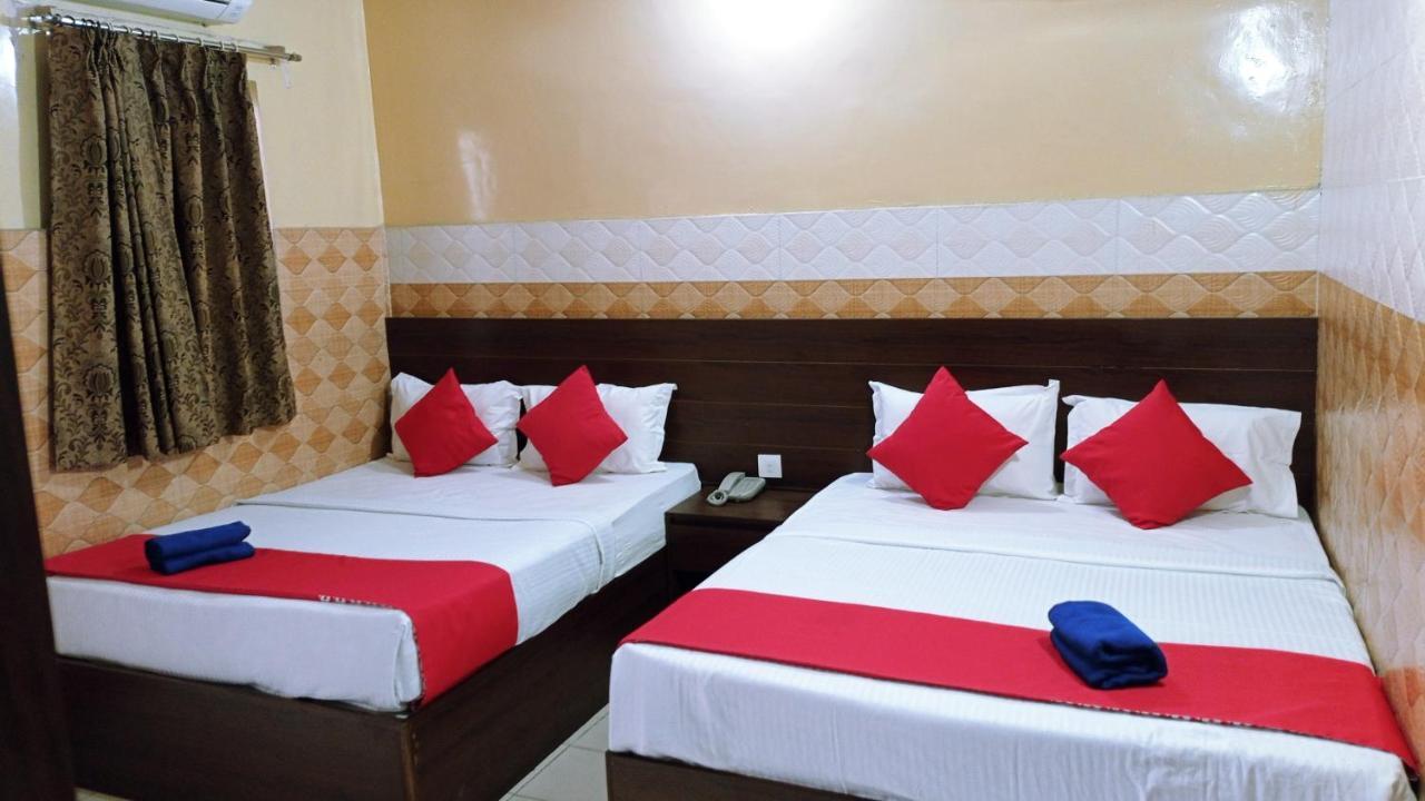Hotel Om Palace - Couple Friendly & Local Id Accepted Dzsaipur Kültér fotó