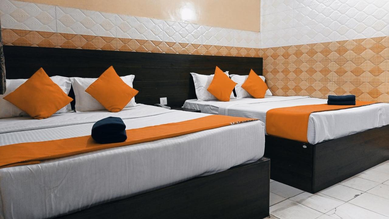 Hotel Om Palace - Couple Friendly & Local Id Accepted Dzsaipur Kültér fotó