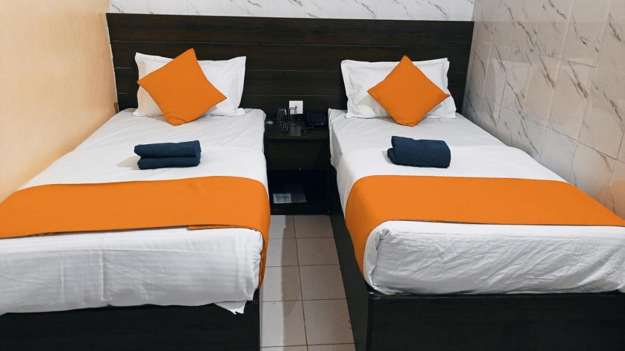 Hotel Om Palace - Couple Friendly & Local Id Accepted Dzsaipur Kültér fotó