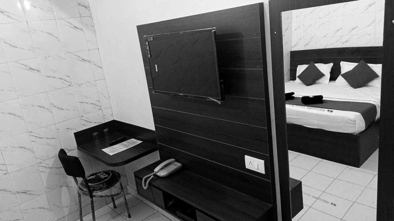 Hotel Om Palace - Couple Friendly & Local Id Accepted Dzsaipur Kültér fotó