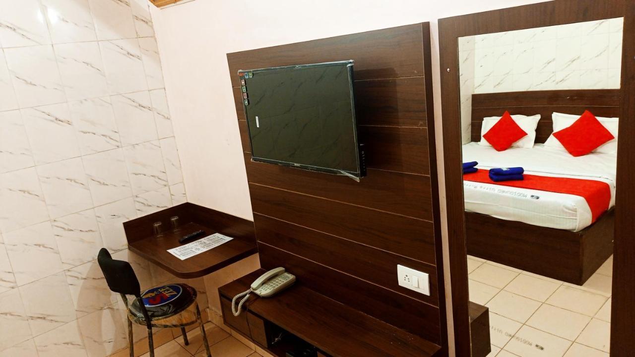 Hotel Om Palace - Couple Friendly & Local Id Accepted Dzsaipur Kültér fotó