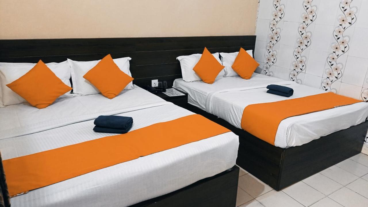 Hotel Om Palace - Couple Friendly & Local Id Accepted Dzsaipur Kültér fotó