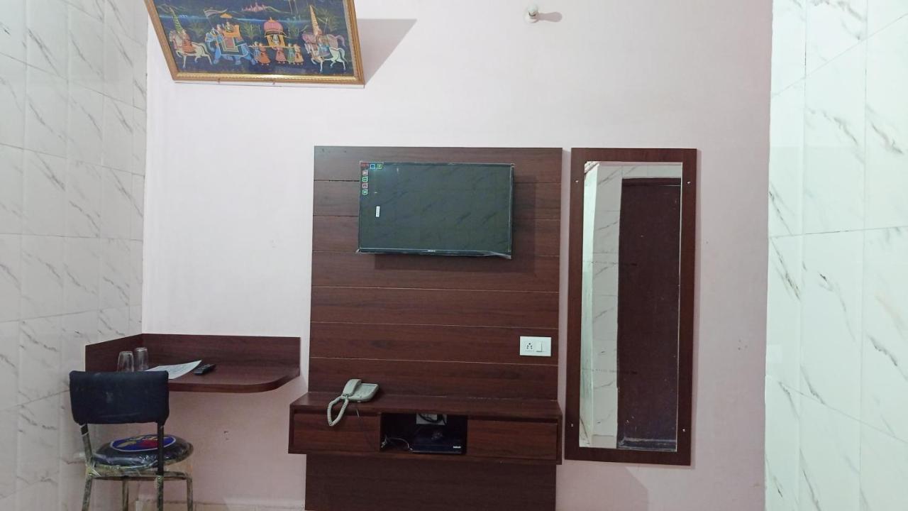 Hotel Om Palace - Couple Friendly & Local Id Accepted Dzsaipur Kültér fotó