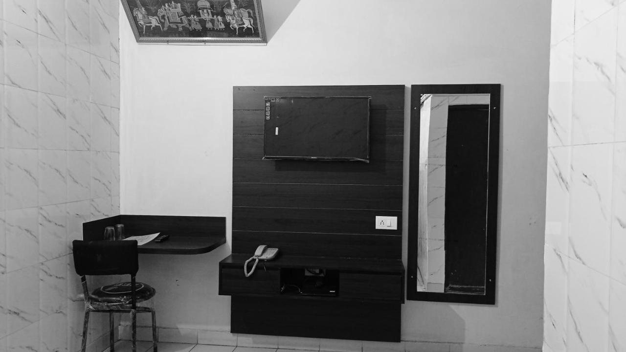 Hotel Om Palace - Couple Friendly & Local Id Accepted Dzsaipur Kültér fotó