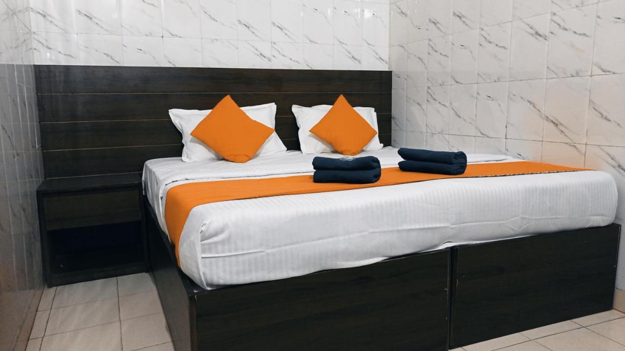 Hotel Om Palace - Couple Friendly & Local Id Accepted Dzsaipur Kültér fotó