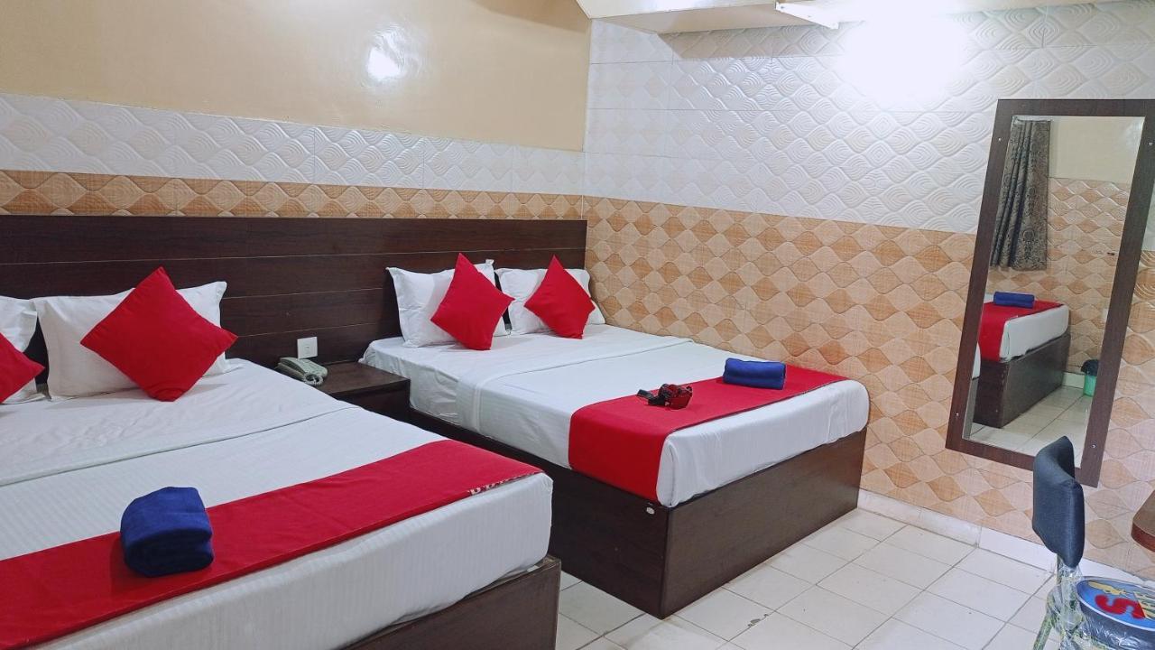 Hotel Om Palace - Couple Friendly & Local Id Accepted Dzsaipur Kültér fotó