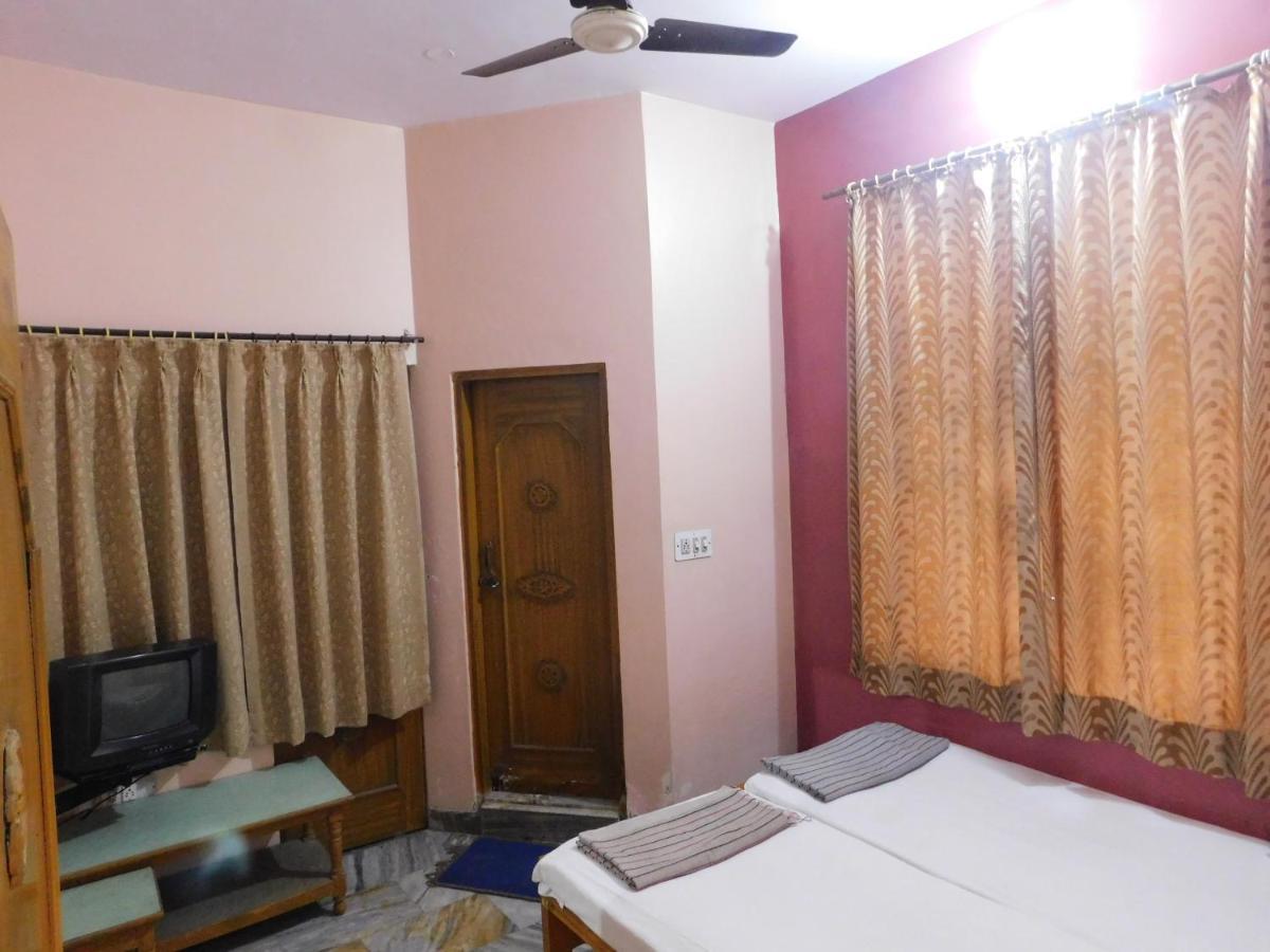 Hotel Om Palace - Couple Friendly & Local Id Accepted Dzsaipur Kültér fotó
